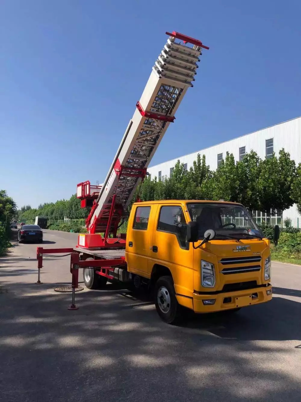 九真镇附近的云梯车出租服务：轻松解决高空作业需求